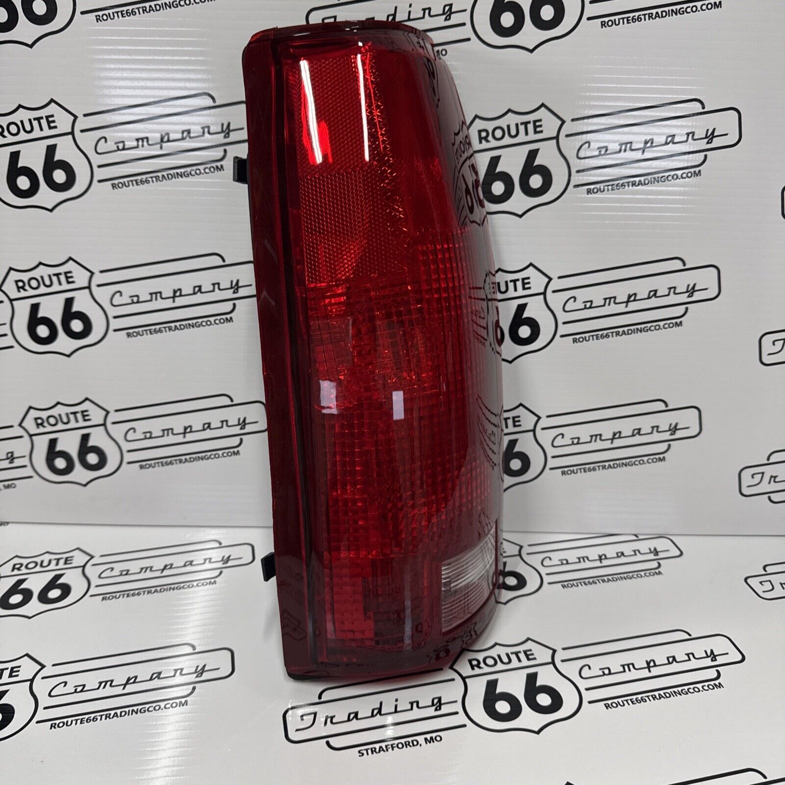 Eagle Eyes Driver Side Tail Light P/N GM080-U000L for GM Trucks