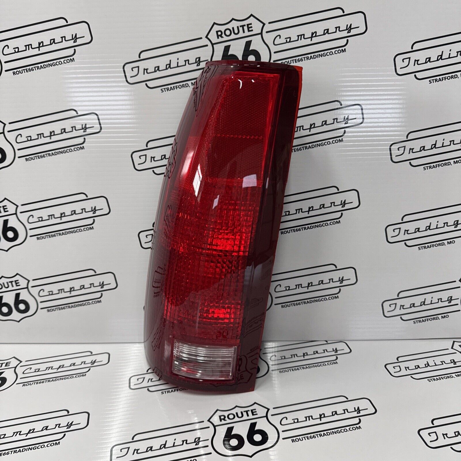 Eagle Eyes Driver Side Tail Light P/N GM080-U000L for GM Trucks